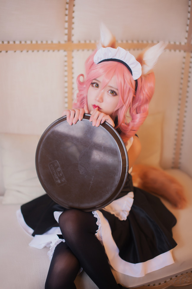《Fate/GrandOrder》玉藻前女仆cos(FGO玉藻前黑丝女仆装cosplay)