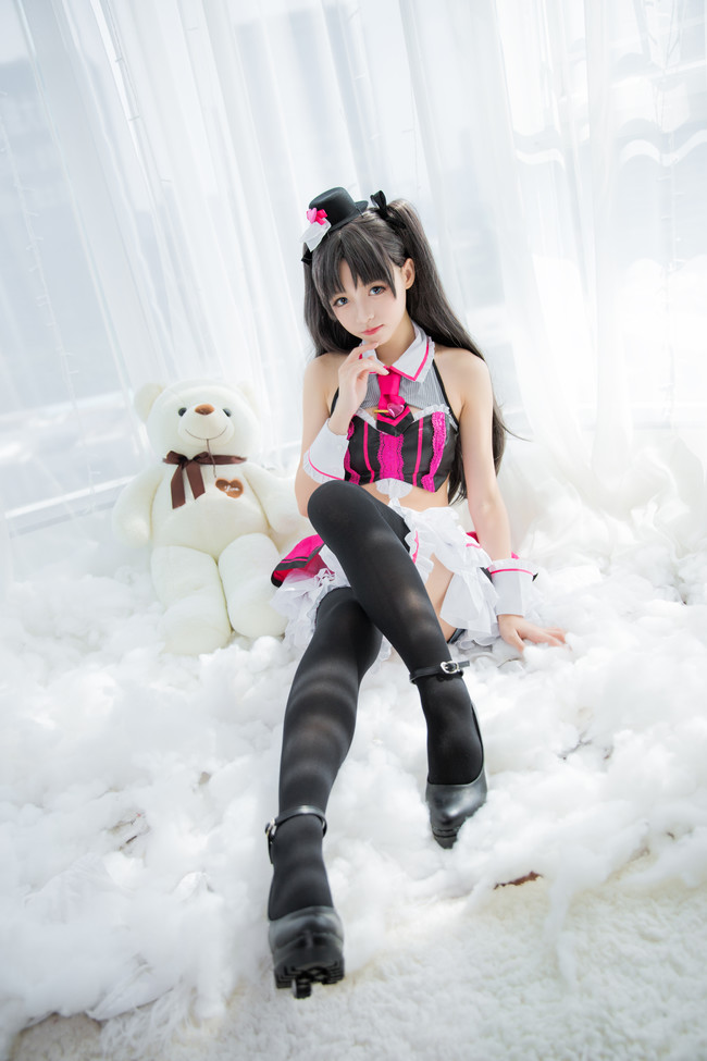 《Fate/Grand Order》远坂凛女仆黑丝cos(远坂凛双马尾女仆cosplay)