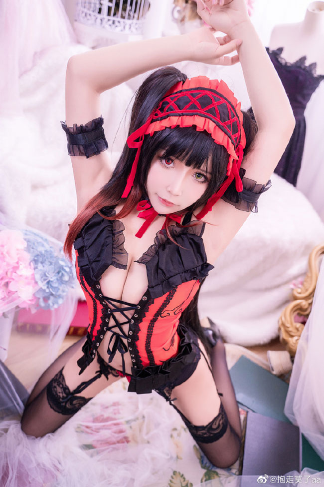 约会大作战时崎狂三cos(时崎狂三黑丝开胸服cosplay)