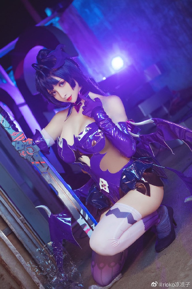 崩坏3雷电女王的鬼铠幽魅夜魔cos(崩坏3雷电女王芽衣cosplay)