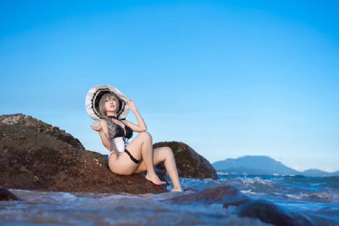 碧蓝航线路易九世同人泳装cos 碧蓝航线路易九世大海沙滩美少女cosplay