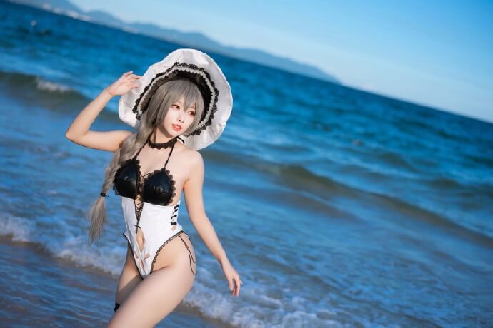 碧蓝航线路易九世同人泳装cos 碧蓝航线路易九世大海沙滩美少女cosplay