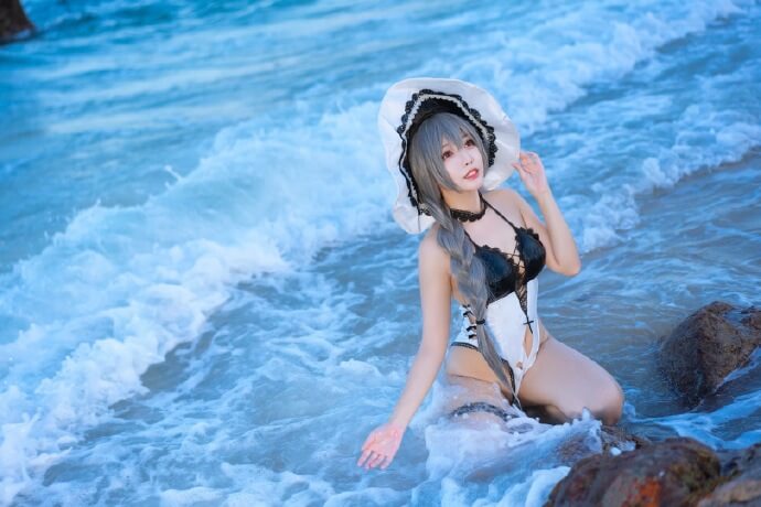 碧蓝航线路易九世同人泳装cos 碧蓝航线路易九世大海沙滩美少女cosplay