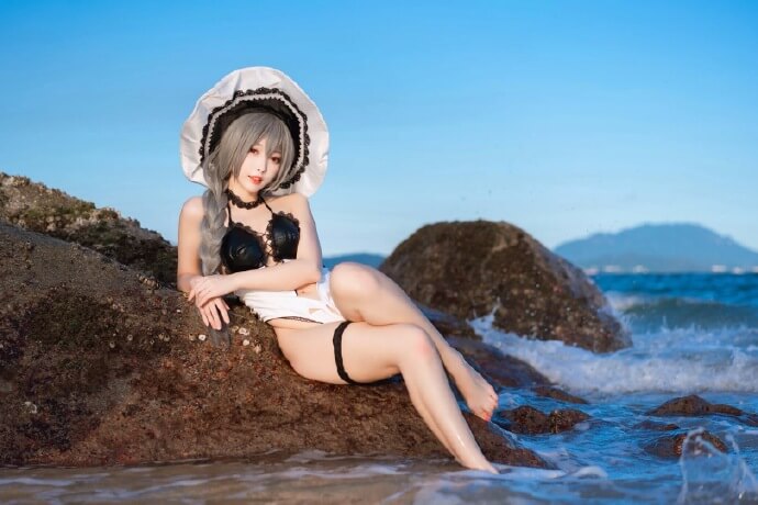 碧蓝航线路易九世同人泳装cos 碧蓝航线路易九世大海沙滩美少女cosplay