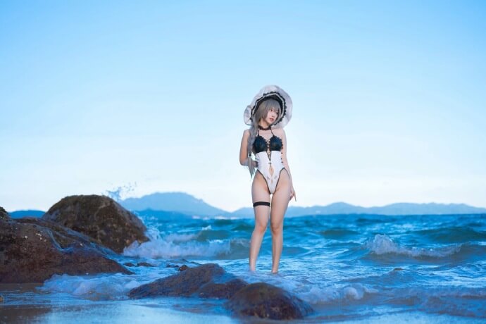 碧蓝航线路易九世同人泳装cos 碧蓝航线路易九世大海沙滩美少女cosplay