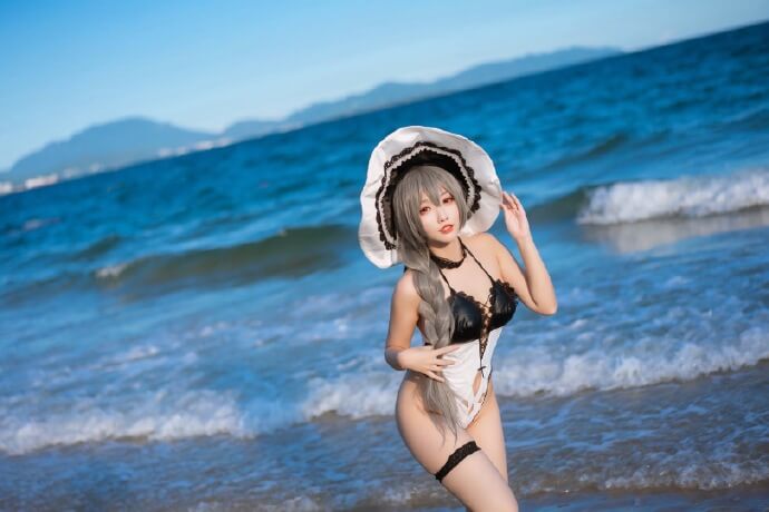 碧蓝航线路易九世同人泳装cos 碧蓝航线路易九世大海沙滩美少女cosplay