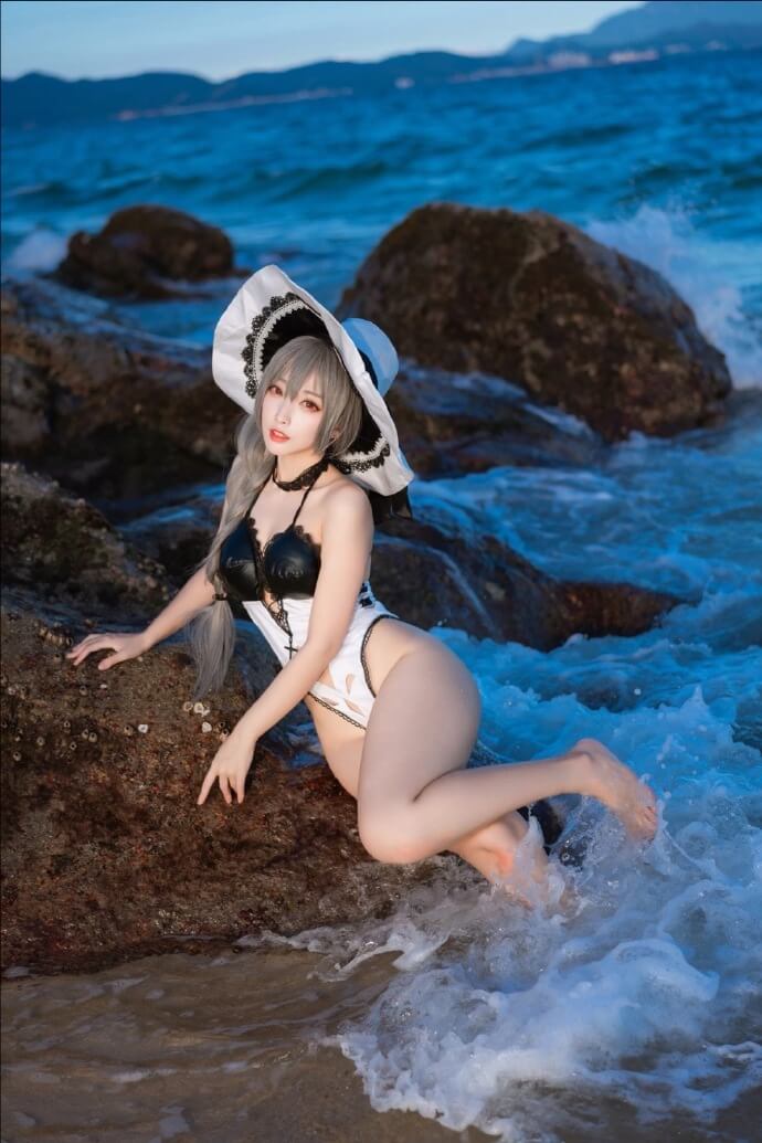 碧蓝航线路易九世同人泳装cos 碧蓝航线路易九世大海沙滩美少女cosplay