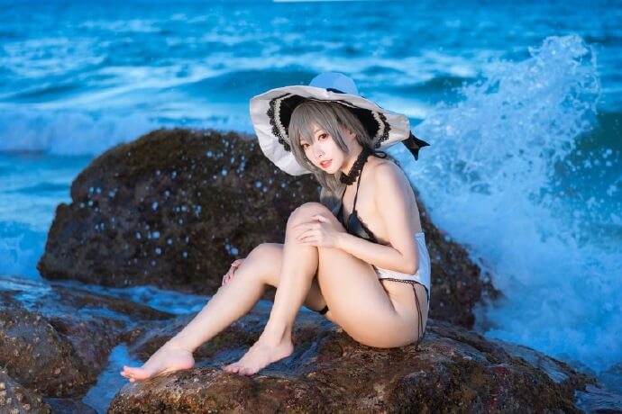 碧蓝航线路易九世同人泳装cos 碧蓝航线路易九世大海沙滩美少女cosplay