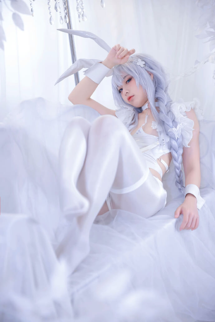 碧蓝航线恶毒白色兔女郎cos,迷人的白丝懒懒的白兔
