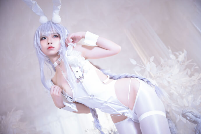 碧蓝航线恶毒白色兔女郎cos,迷人的白丝懒懒的白兔