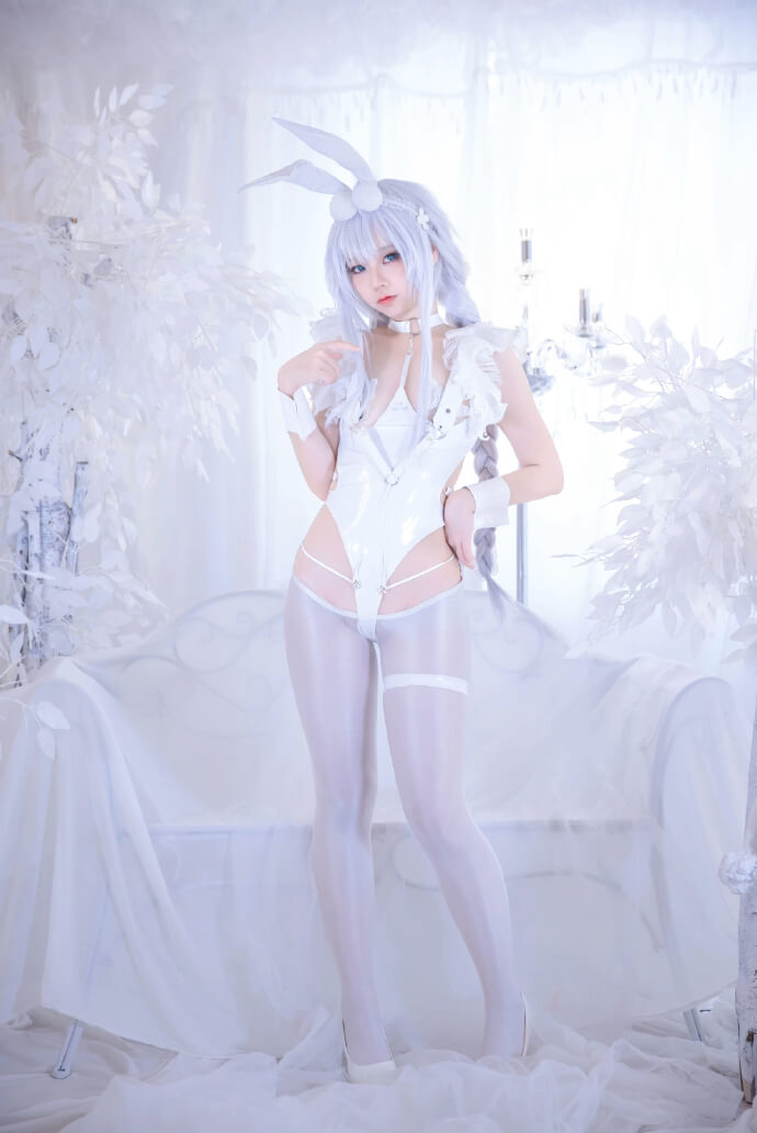 碧蓝航线恶毒白色兔女郎cos,迷人的白丝懒懒的白兔