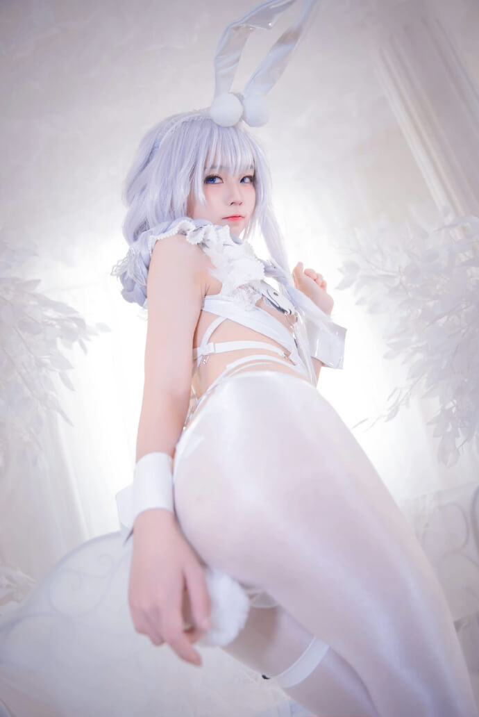 碧蓝航线恶毒白色兔女郎cos,迷人的白丝懒懒的白兔