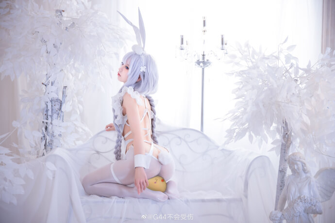 碧蓝航线恶毒白色兔女郎cos,迷人的白丝懒懒的白兔