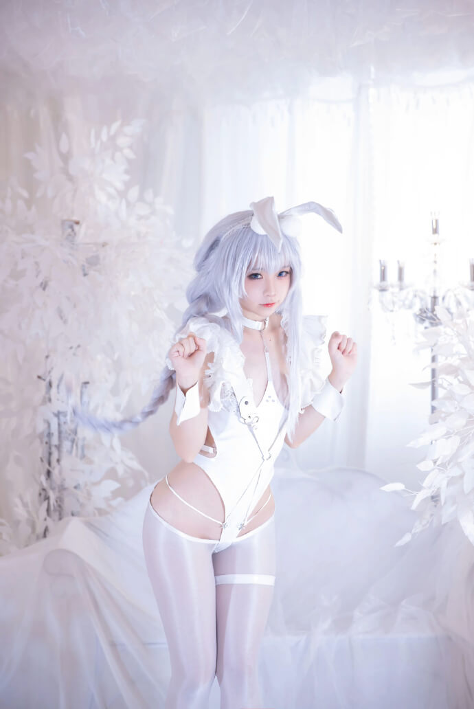 碧蓝航线恶毒白色兔女郎cos,迷人的白丝懒懒的白兔