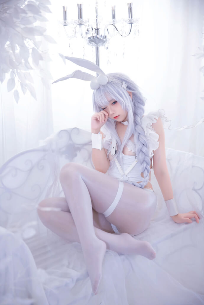 碧蓝航线恶毒白色兔女郎cos,迷人的白丝懒懒的白兔