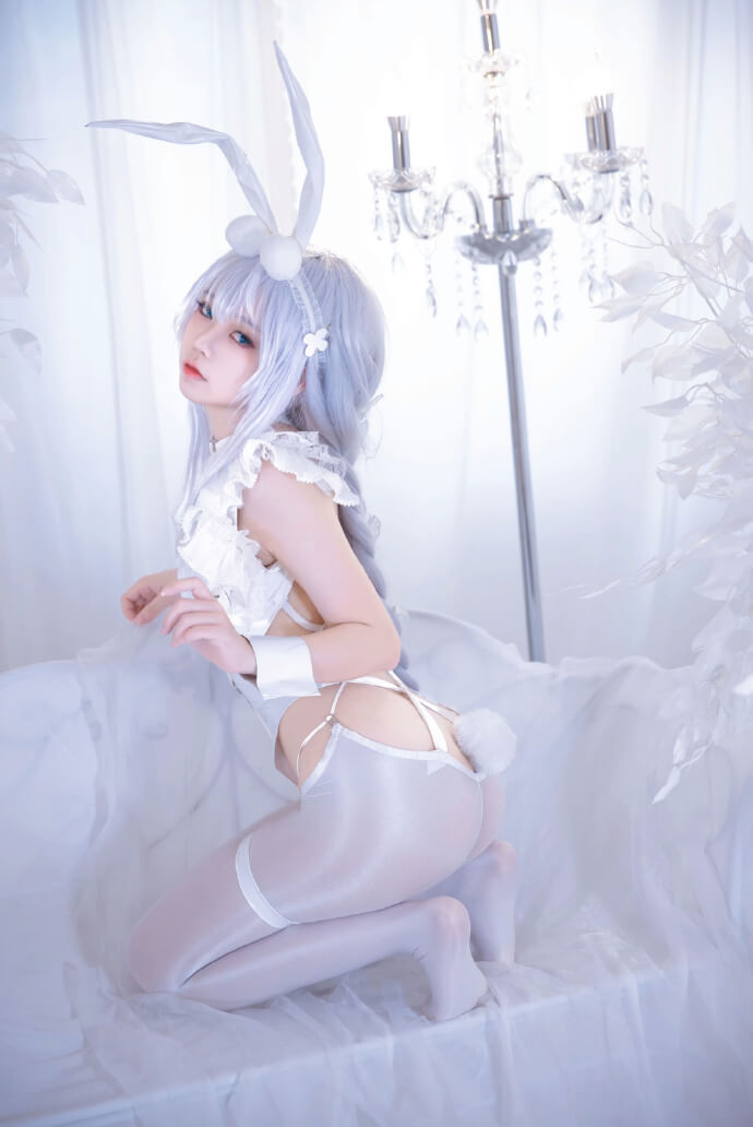碧蓝航线恶毒白色兔女郎cos,迷人的白丝懒懒的白兔