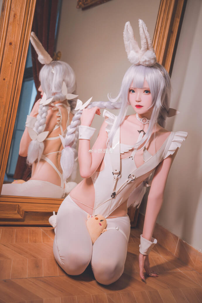 《碧蓝航线》恶毒换装「懒懒的白兔」cos,恶毒白色兔女郎
