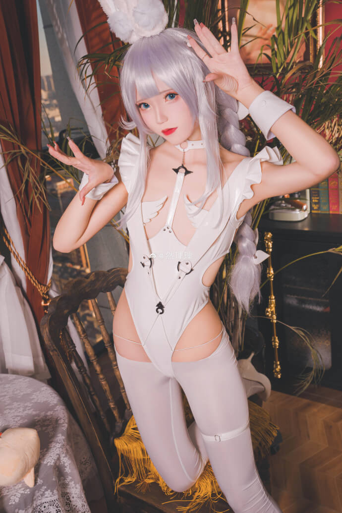 《碧蓝航线》恶毒换装「懒懒的白兔」cos,恶毒白色兔女郎