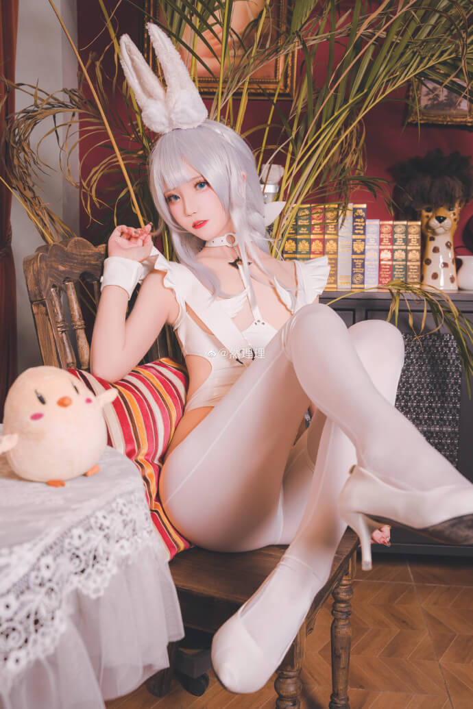 《碧蓝航线》恶毒换装「懒懒的白兔」cos,恶毒白色兔女郎