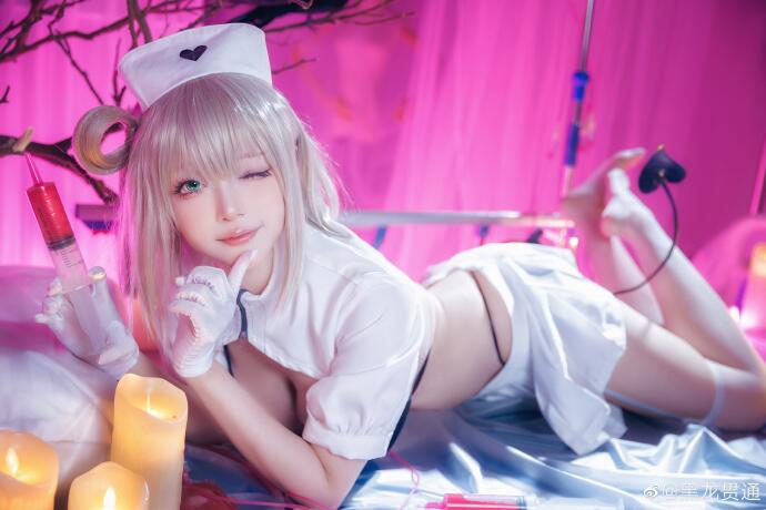 游戏《碧蓝航线》曼彻斯特的白衣“恶魔”的狂欢夜cosplay
