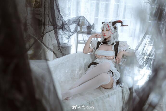 游戏《碧蓝航线》埃吉尔港区的龙女仆cosplay
