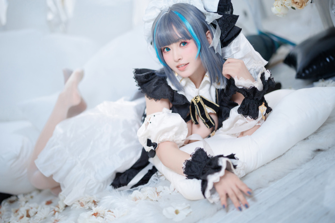 碧蓝航线玛莉萝丝与柴郡白丝如雪糕cosplay