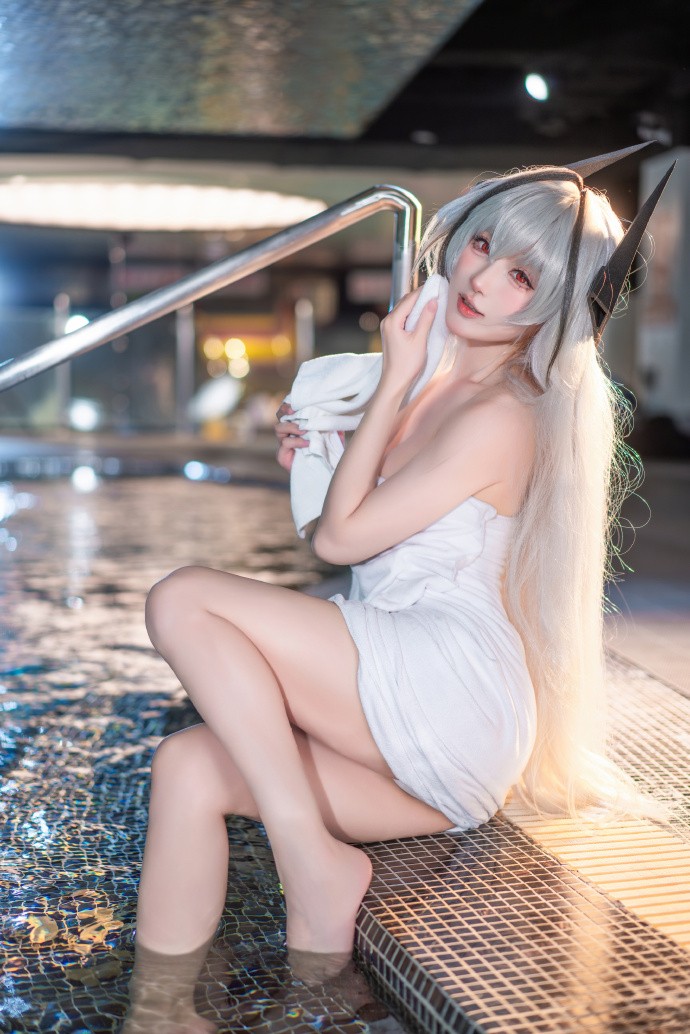 游戏《碧蓝航线》重巡洋舰—库尔斯克换装「雾中雪狼」cosplay-ACG宅月季