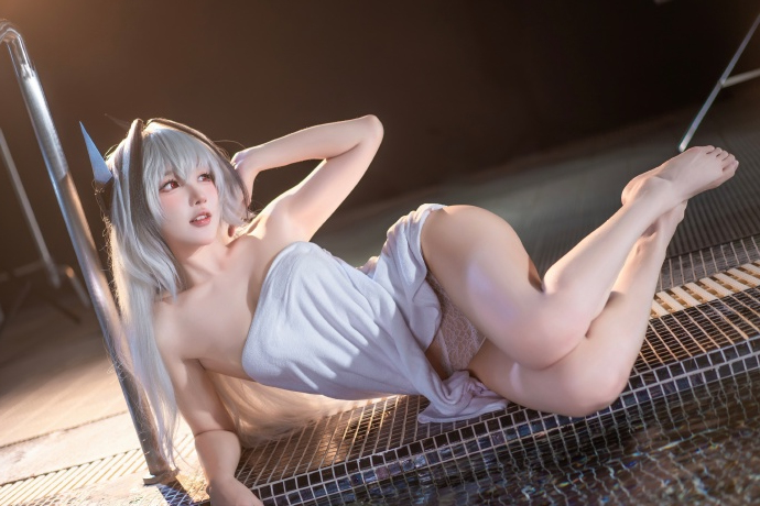 游戏《碧蓝航线》重巡洋舰—库尔斯克换装「雾中雪狼」cosplay-ACG宅月季
