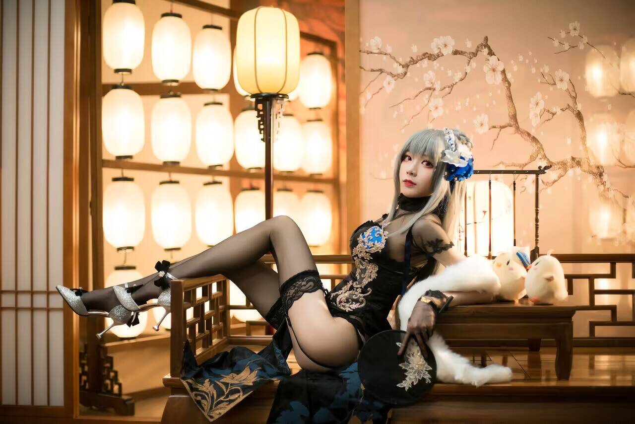 碧蓝航线路易九世换装瑰丽的执勤人cosplay